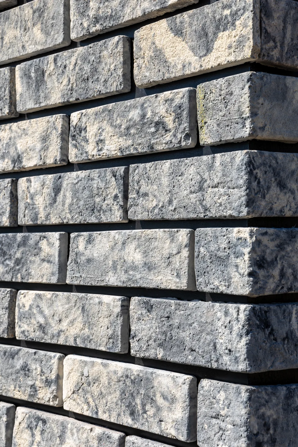 Smoke Granite — Monumark fasadne ciglice (tekstura)